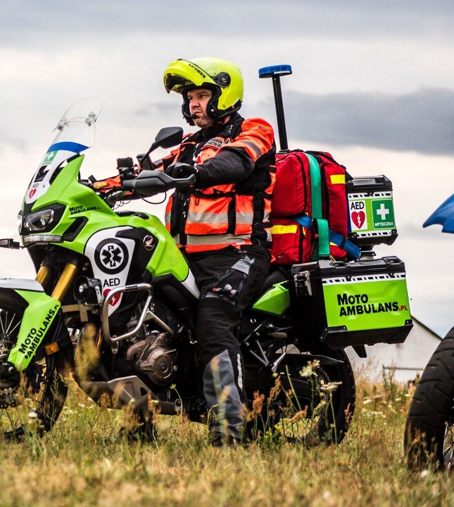 Ratownik medyczny na motocyklu ratunkowym Motoambulans